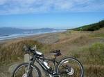 出戸浜海水浴場より自転車道に入る。目指す寒風山が見える